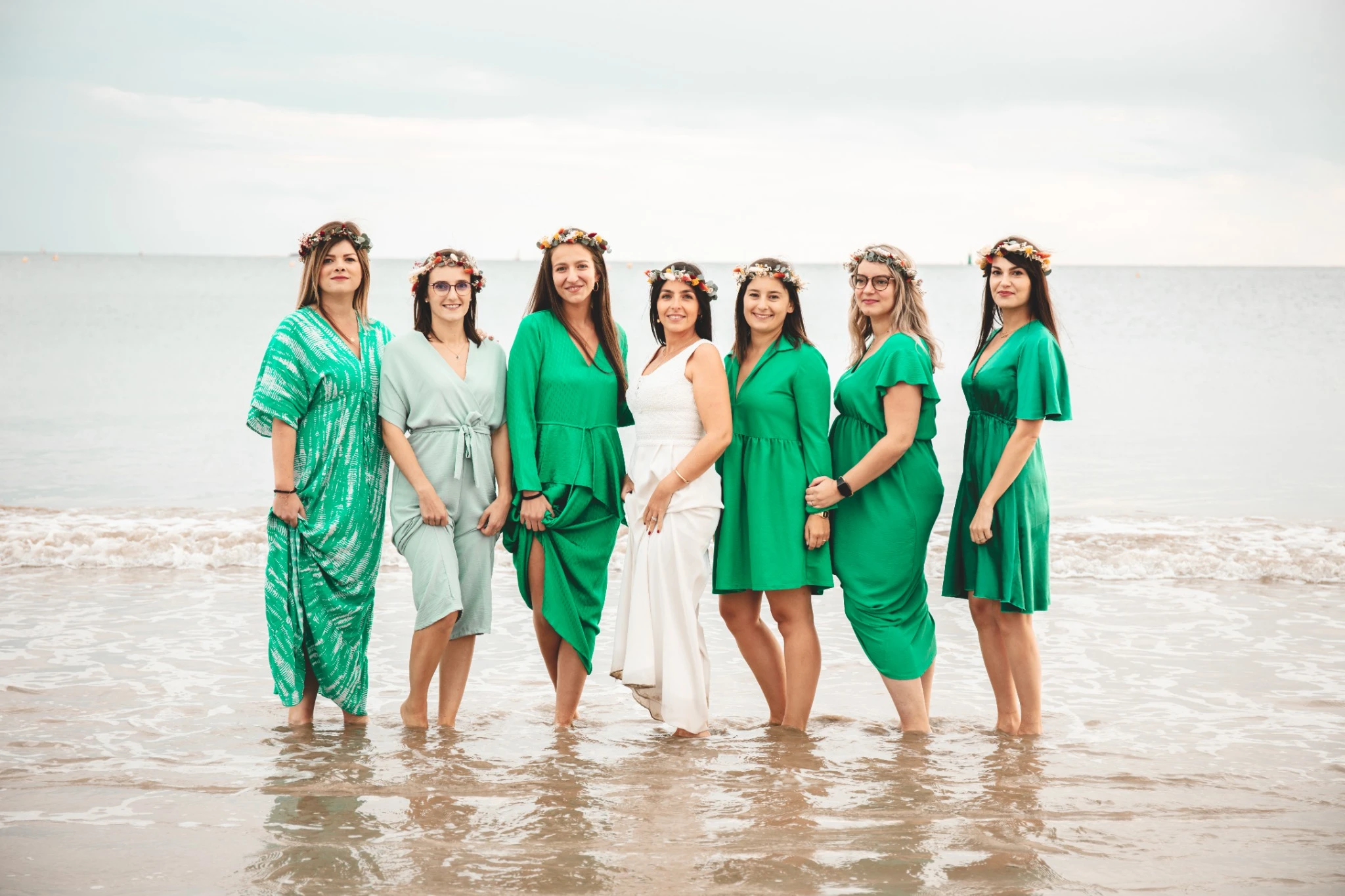 evjf-la-baule-groupe-dans-eau EVJF à La Baule : photo de groupe des participantes les pieds dans l’eau