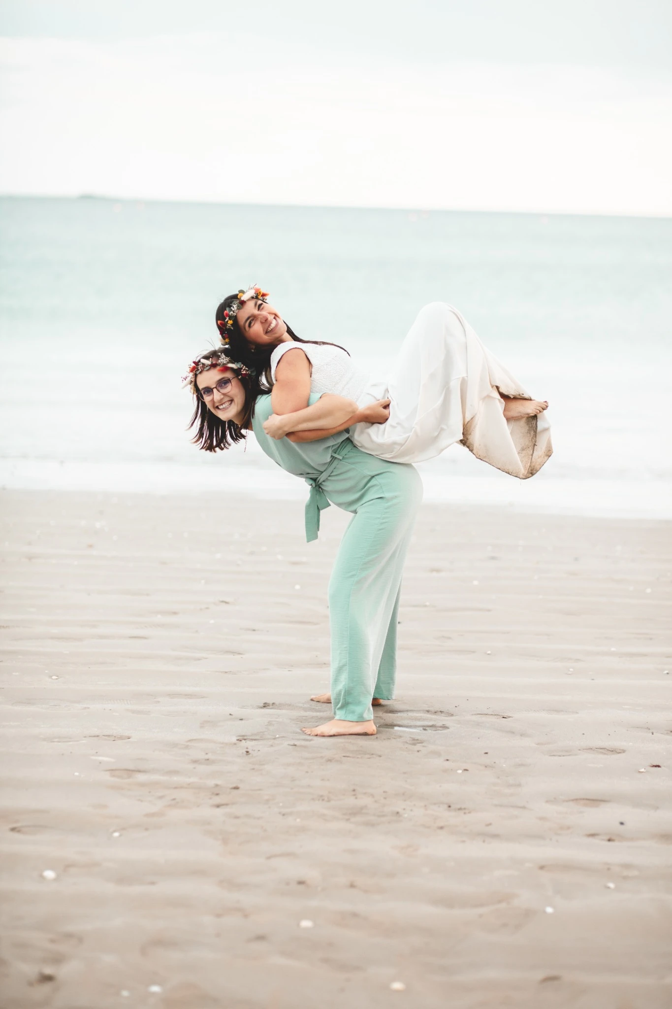 evjf-la-baule-plage-amies Shooting EVJF à La Baule : la future mariée portée par son amie sur la plage