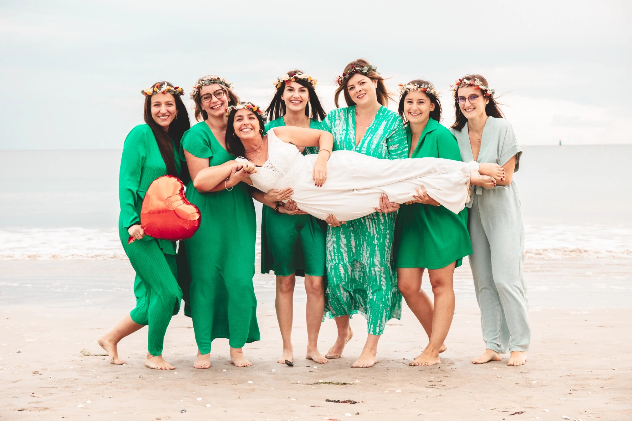 Photo EVJF La Baule : la mariée portée par ses amies sur la plage