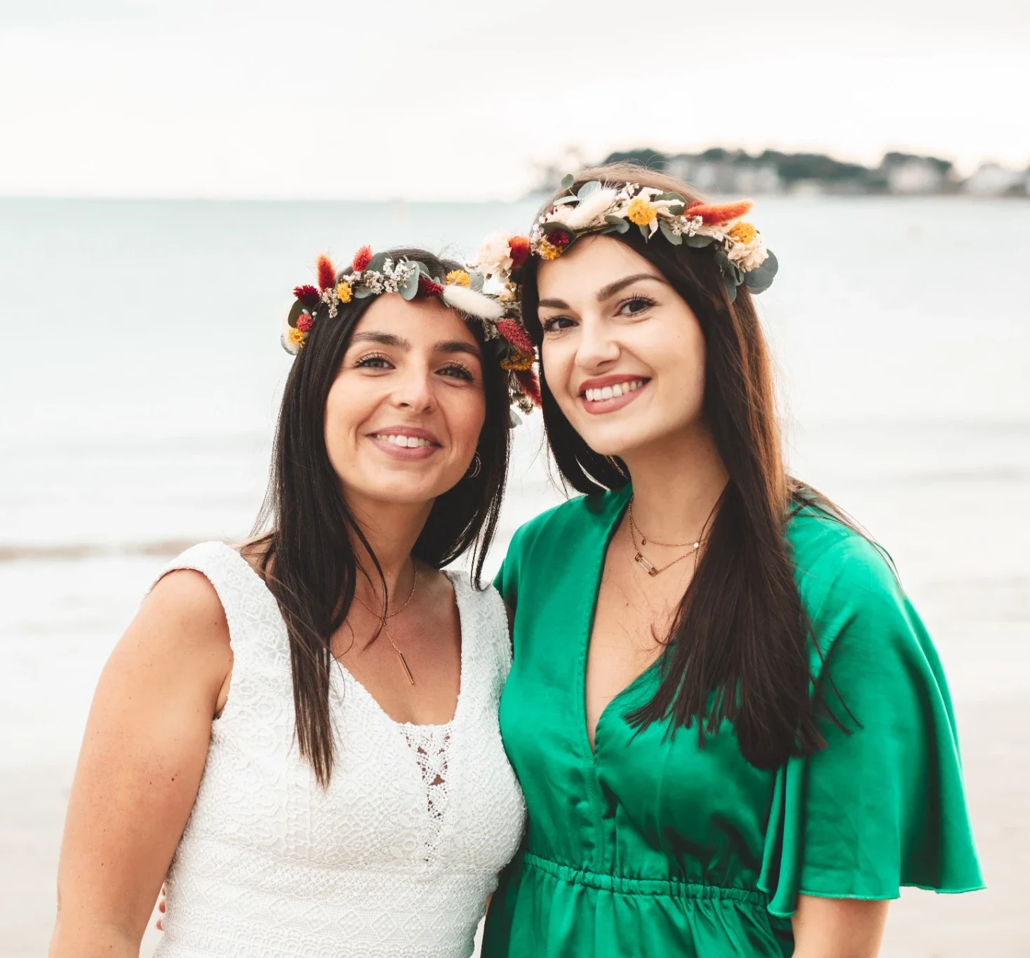 evjf-la-baule-portrait-duo Photo EVJF à La Baule : portrait complice de la mariée et son amie couronnées de fleurs