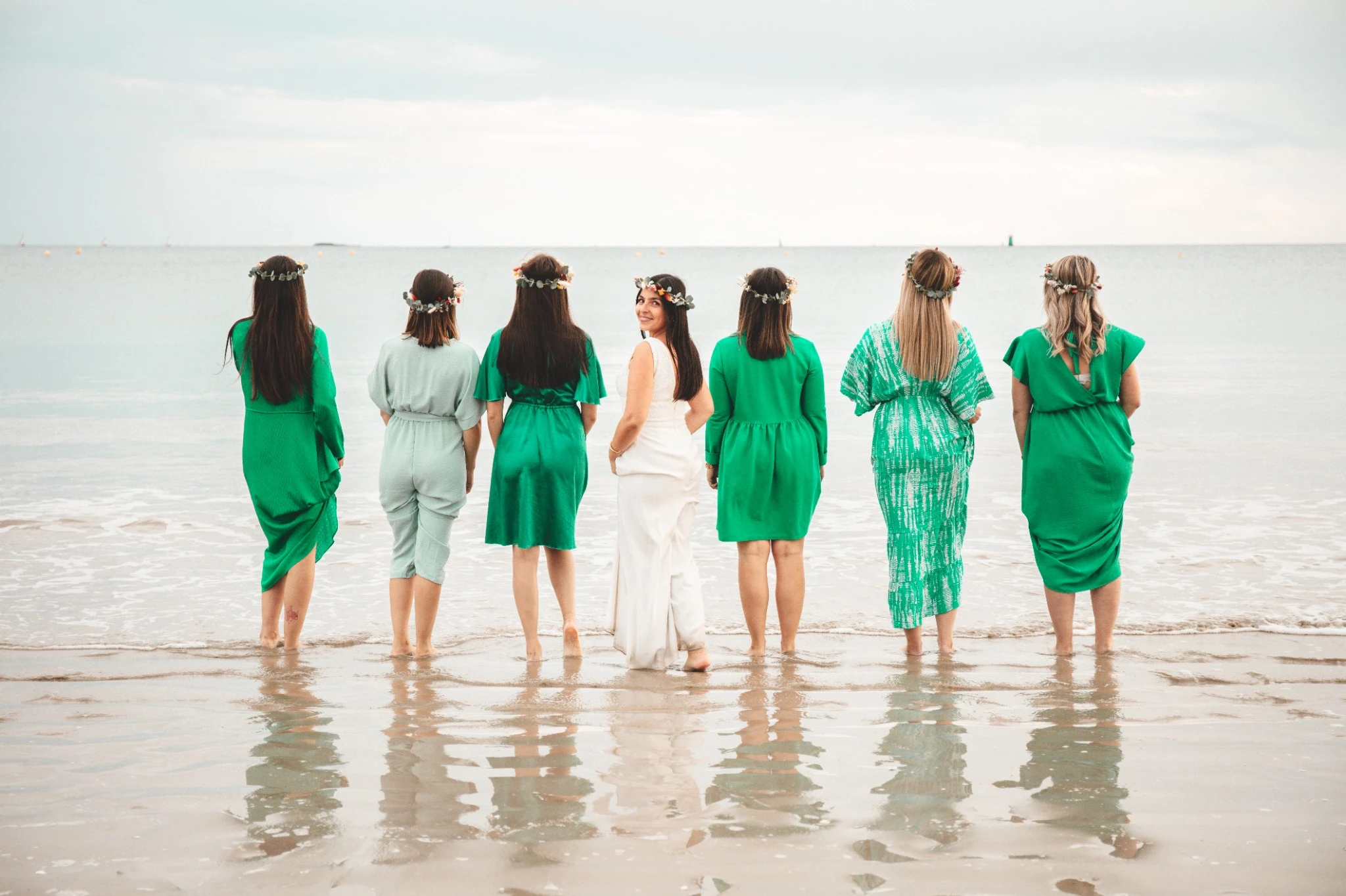EVJF à La Baule&nbsp;: les filles de dos face à la mer avec la future mariée au centre