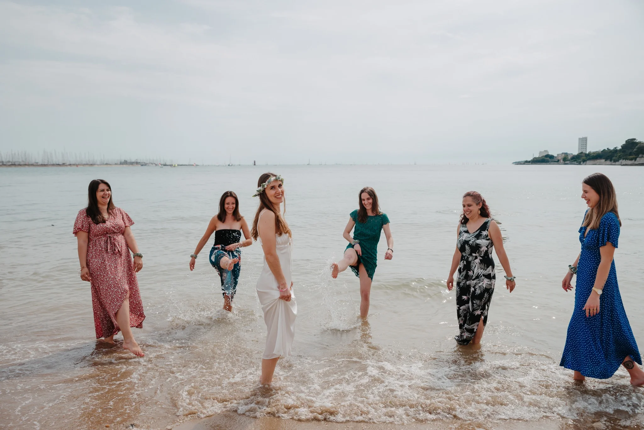 Groupe de filles jouant dans l’eau pendant un EVJF à La Rochelle