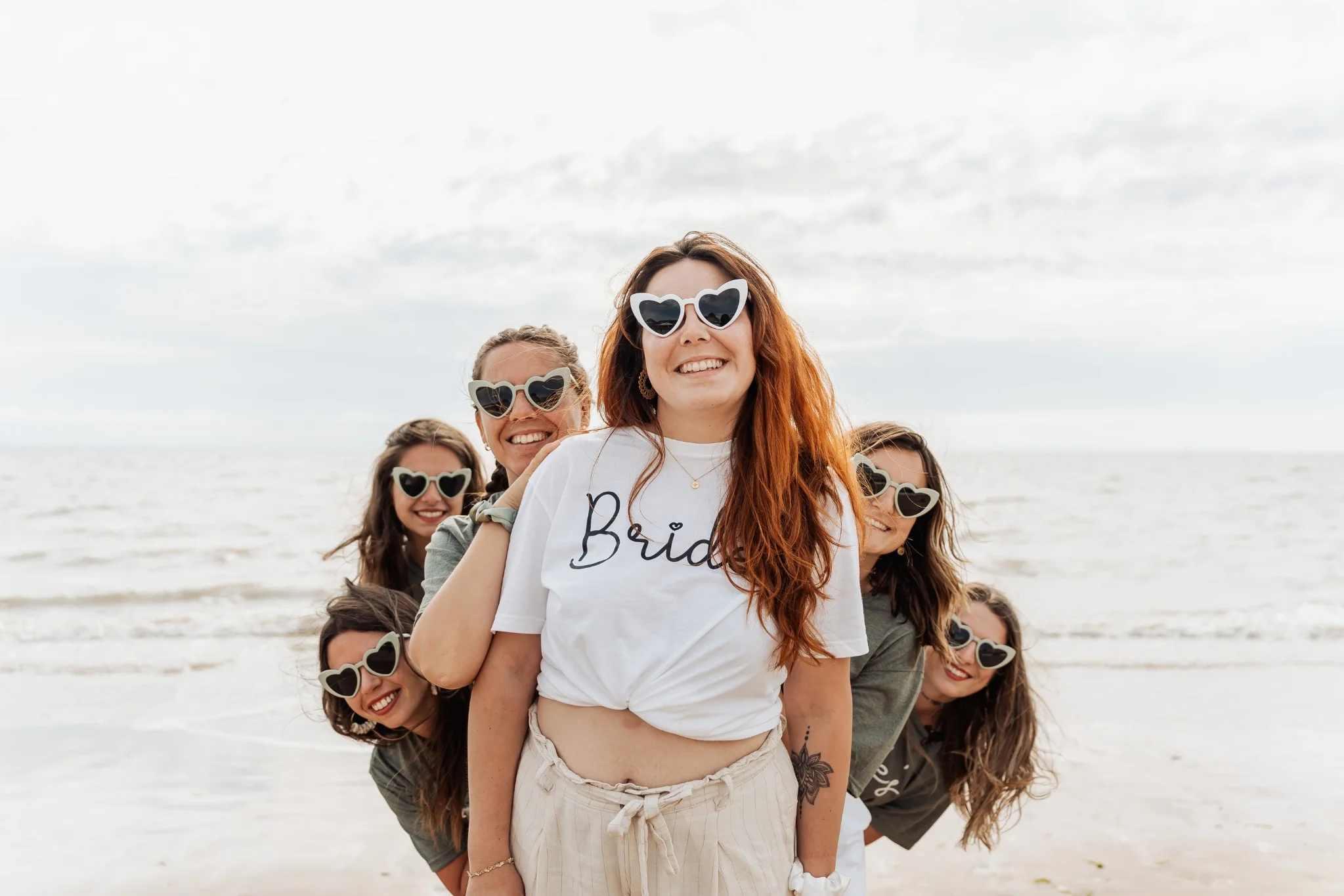evjf-la-rochelle-lunettes-coeur-bride Photo fun avec la mariée portant des lunettes cœur à La Rochelle