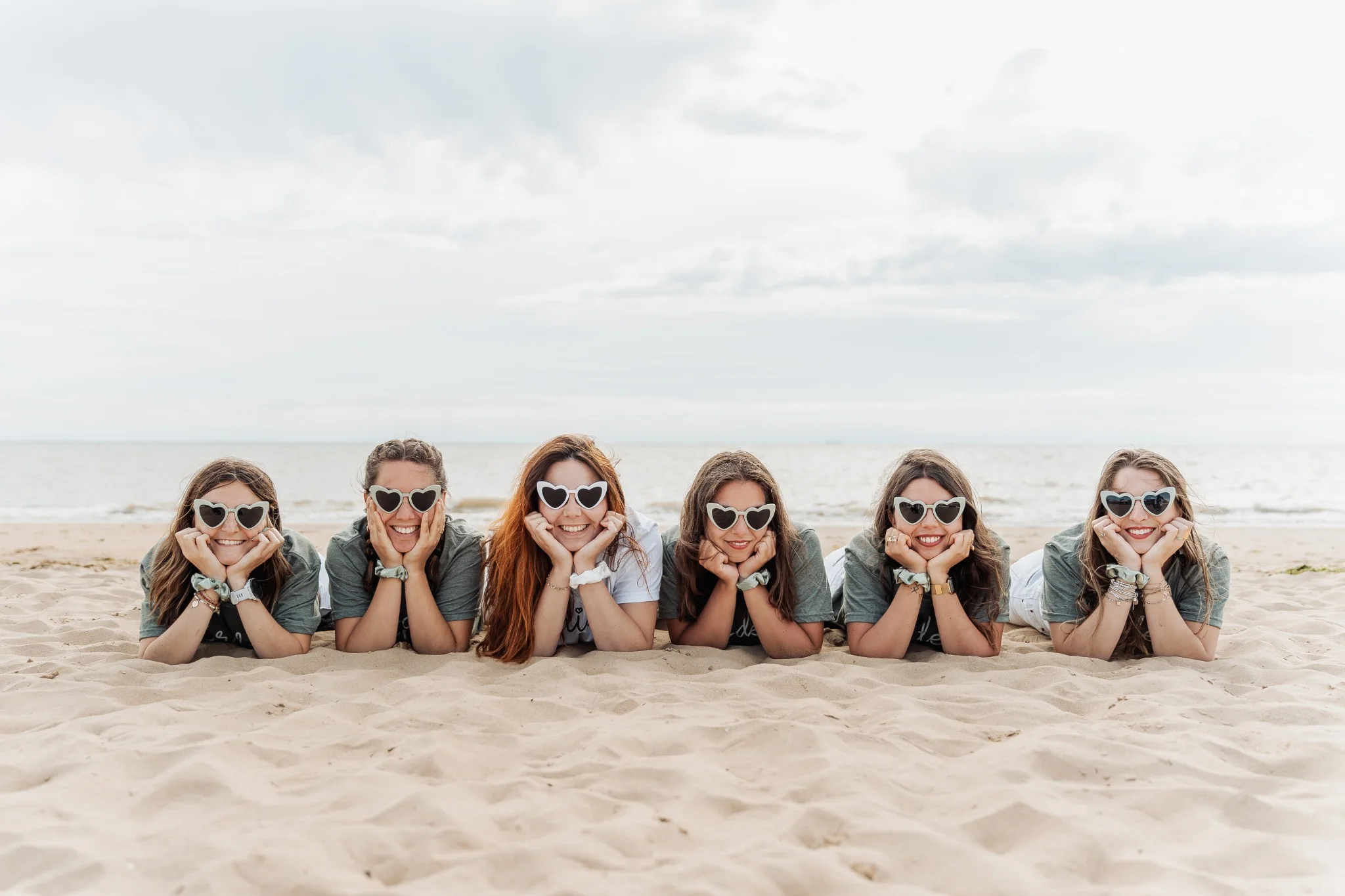 evjf-la-rochelle-lunettes-coeur-sable Filles allongées dans le sable avec lunettes en forme de cœur à La Rochelle