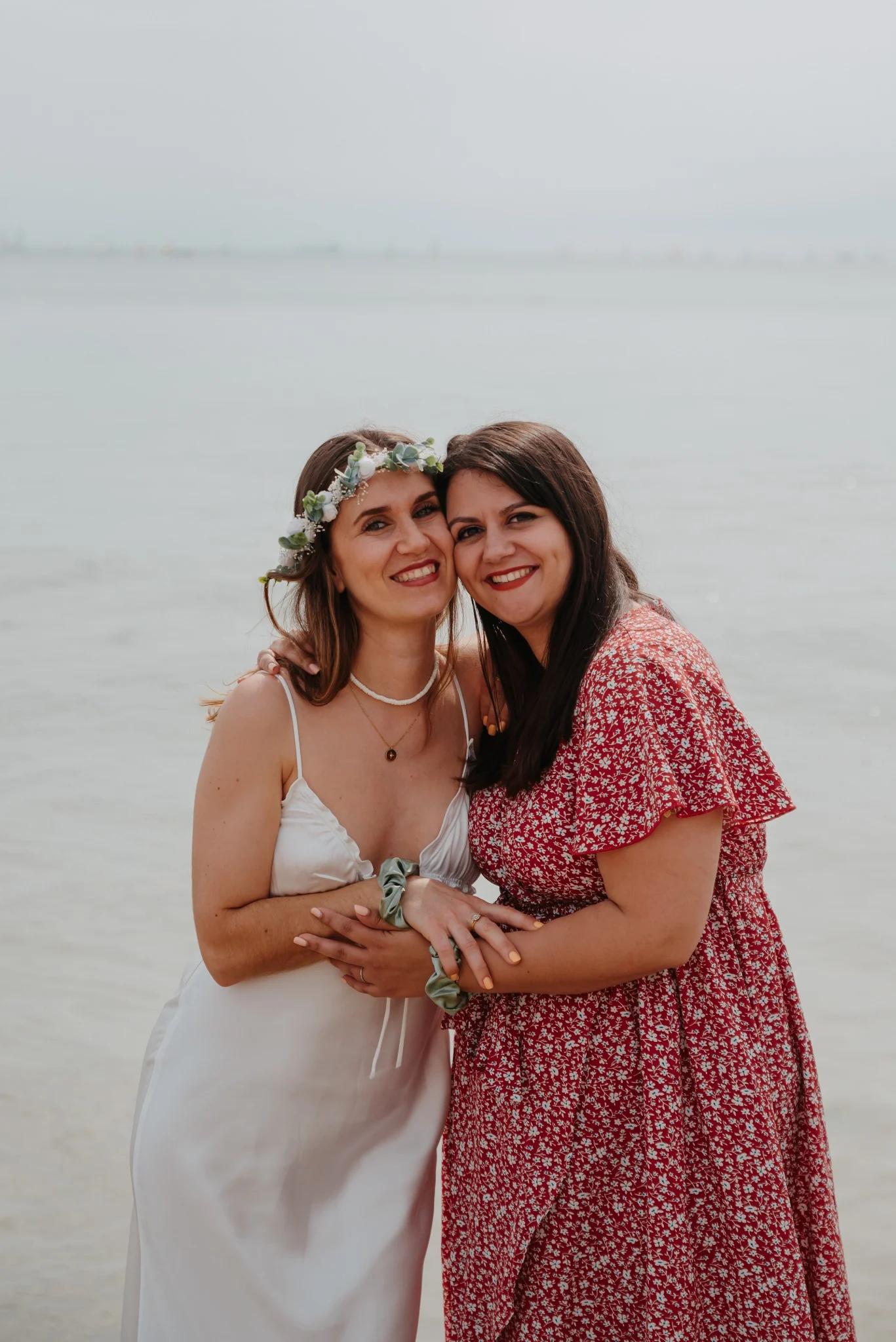 evjf-la-rochelle-mariee-et-temoin-mer Mariée et témoin souriantes au bord de la mer à La Rochelle