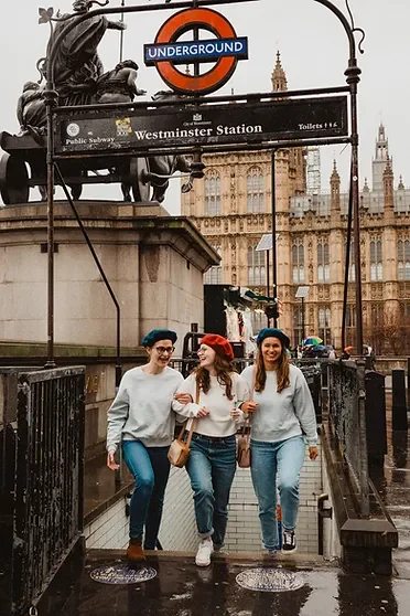 evjf-londres-sortie-metro-westminster Amies sortant de la station de métro Westminster pour un EVJF à Londres