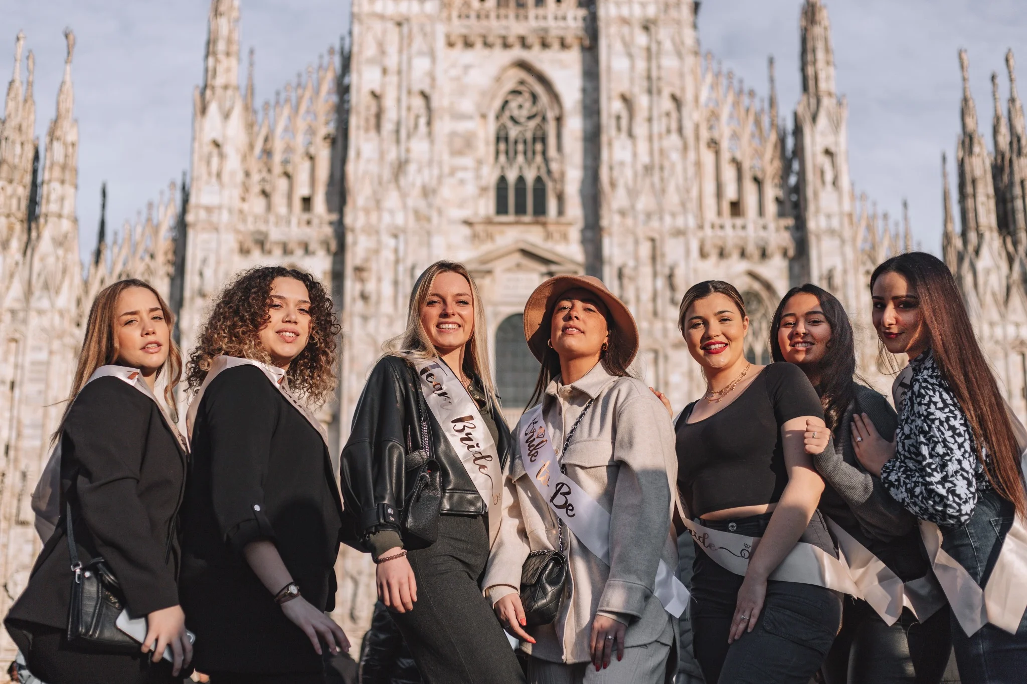 Photo EVJF à Milan devant la cathédrale du Duomo, parfaite illustration de cette destination tendance pour un enterrement de vie de jeune fille inoubliable en Europe.