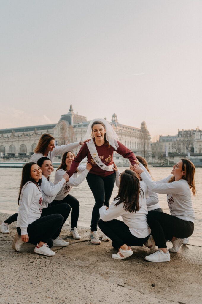 les plus beaux endroits pour faire un shooting photo evjf a paris Groupe d’amies en sweat EVJF bordeaux au bord de la Seine – ambiance complice et détendue
