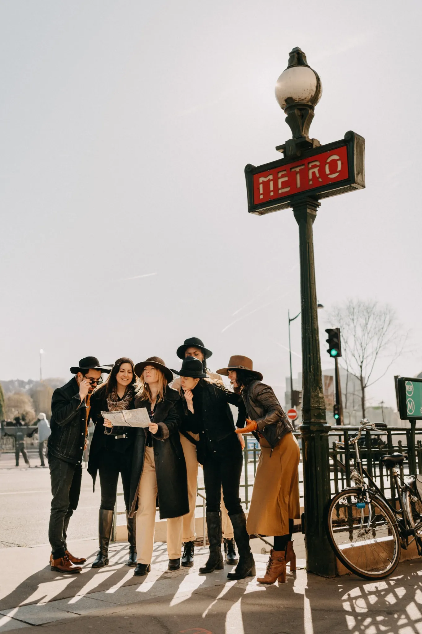 EVJF à Paris – Groupe d’amies réunies près d’une station de métro lors d’une chasse au trésor, ambiance urbaine et complice