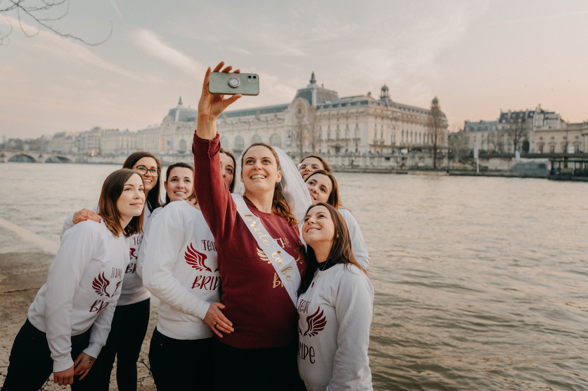 EVJF à Paris – Selfie collectif devant le musée d’Orsay au coucher du soleil