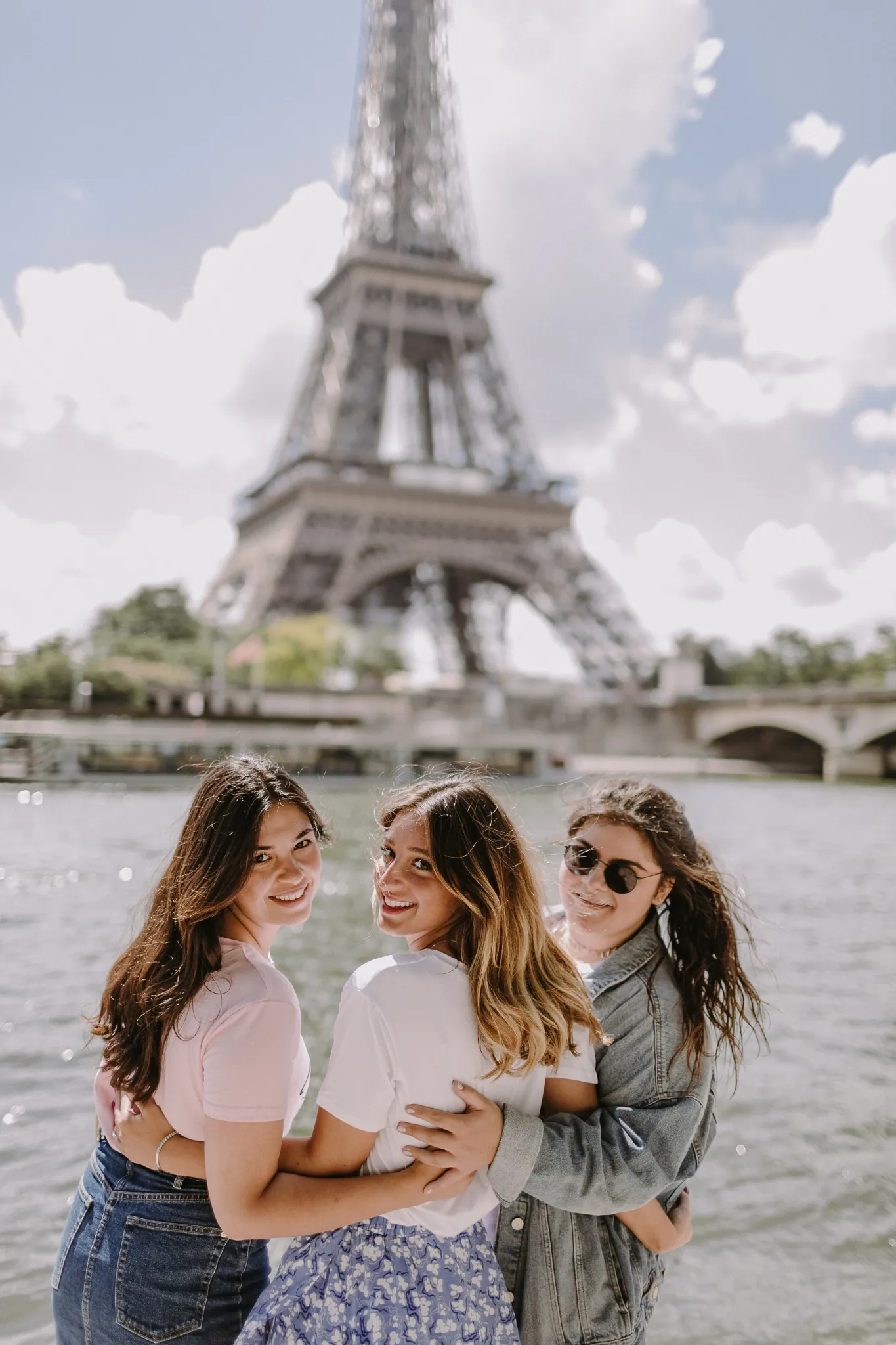 evjf-paris-tour-eiffel-rive-seine Photographe EVJF Paris – Trio complice en bord de Seine avec la tour Eiffel en arrière-plan