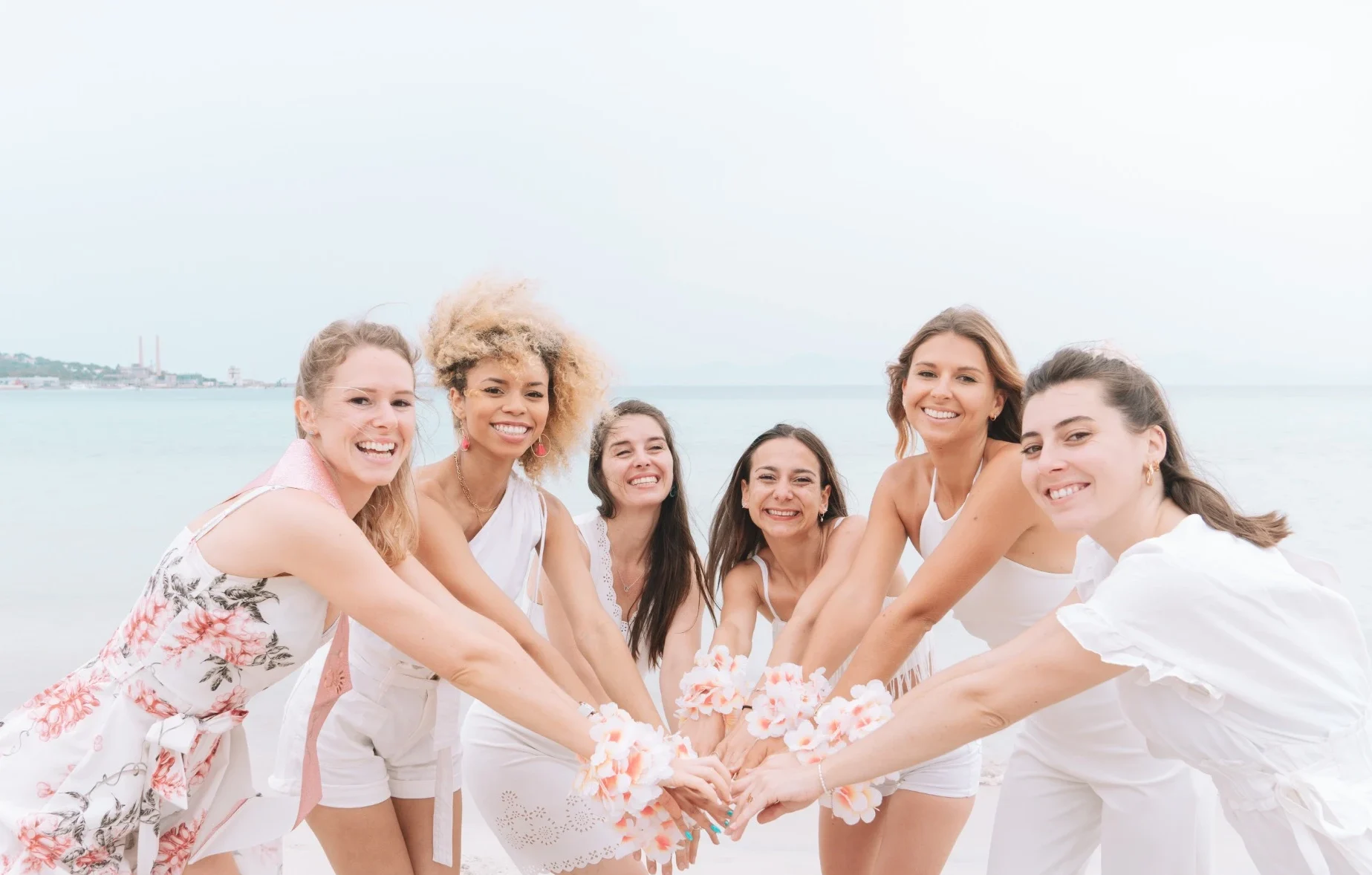Photo EVJF sur la plage à Majorque avec les amies unies en cercle