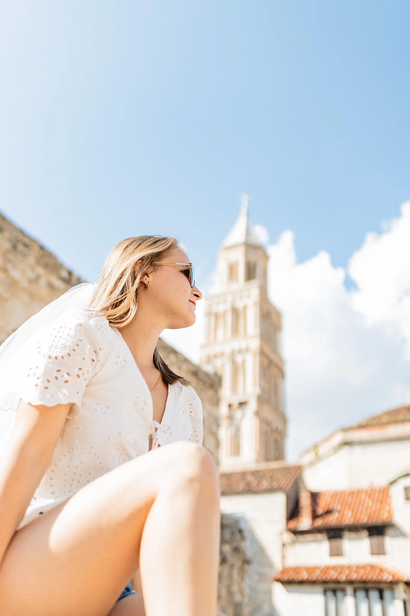 evjf-split-portrait-mariee-soleil Portrait lumineux de la future mariée lors d’un EVJF à Split, en Croatie, sous le soleil.