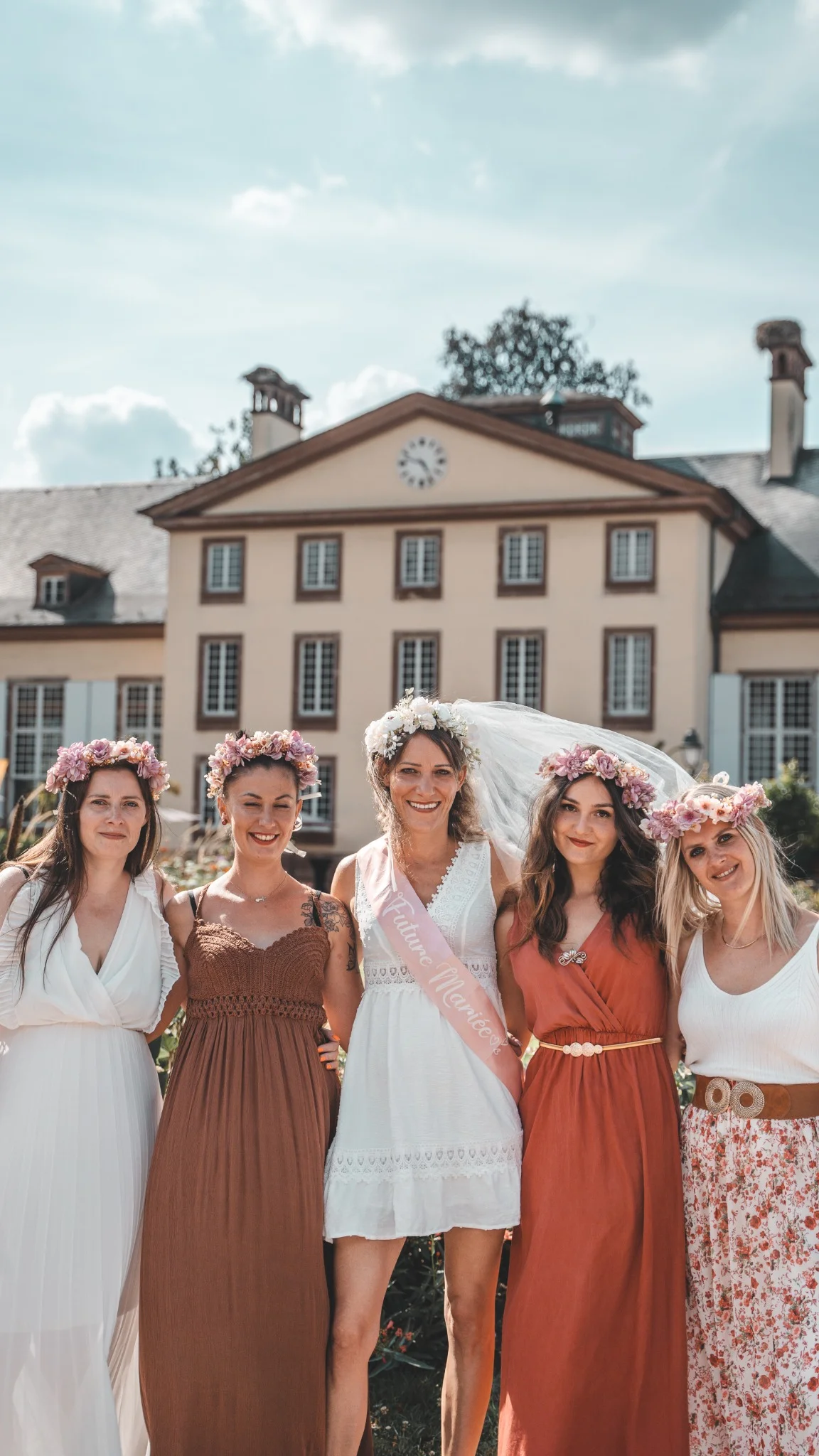 evjf-strasbourg-chateau-fleurs Enterrement de vie de jeune fille à Strasbourg devant un château fleuri avec couronnes de fleurs