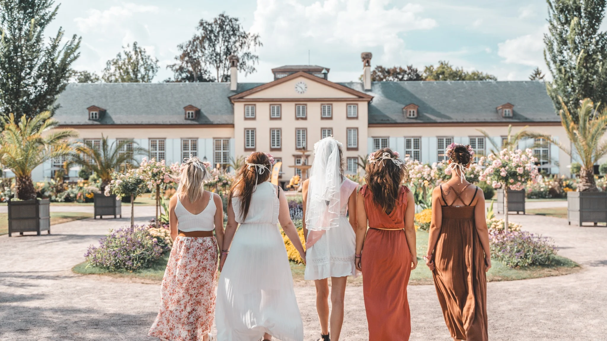 evjf-strasbourg-de-dos-chateau Vue de dos d'un groupe EVJF marchant vers un château à Strasbourg