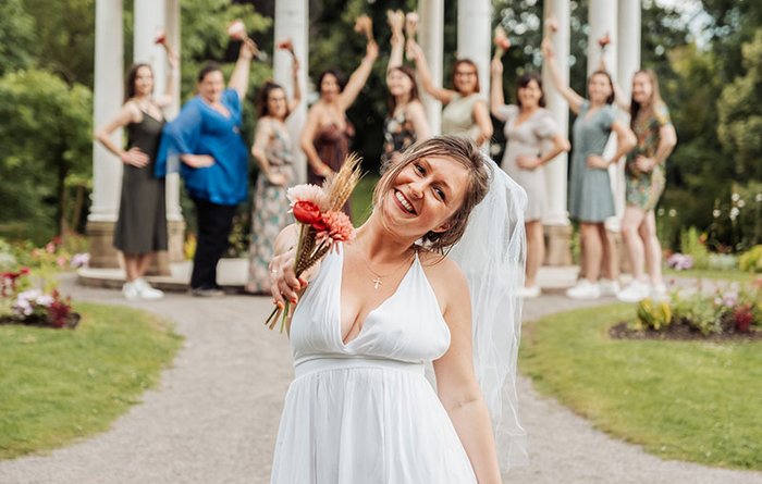 Photo de groupe lors d’un EVJF à Strasbourg, avec la future mariée entourée de ses amies dans une ambiance complice et festive, en décor urbain typique de la ville.