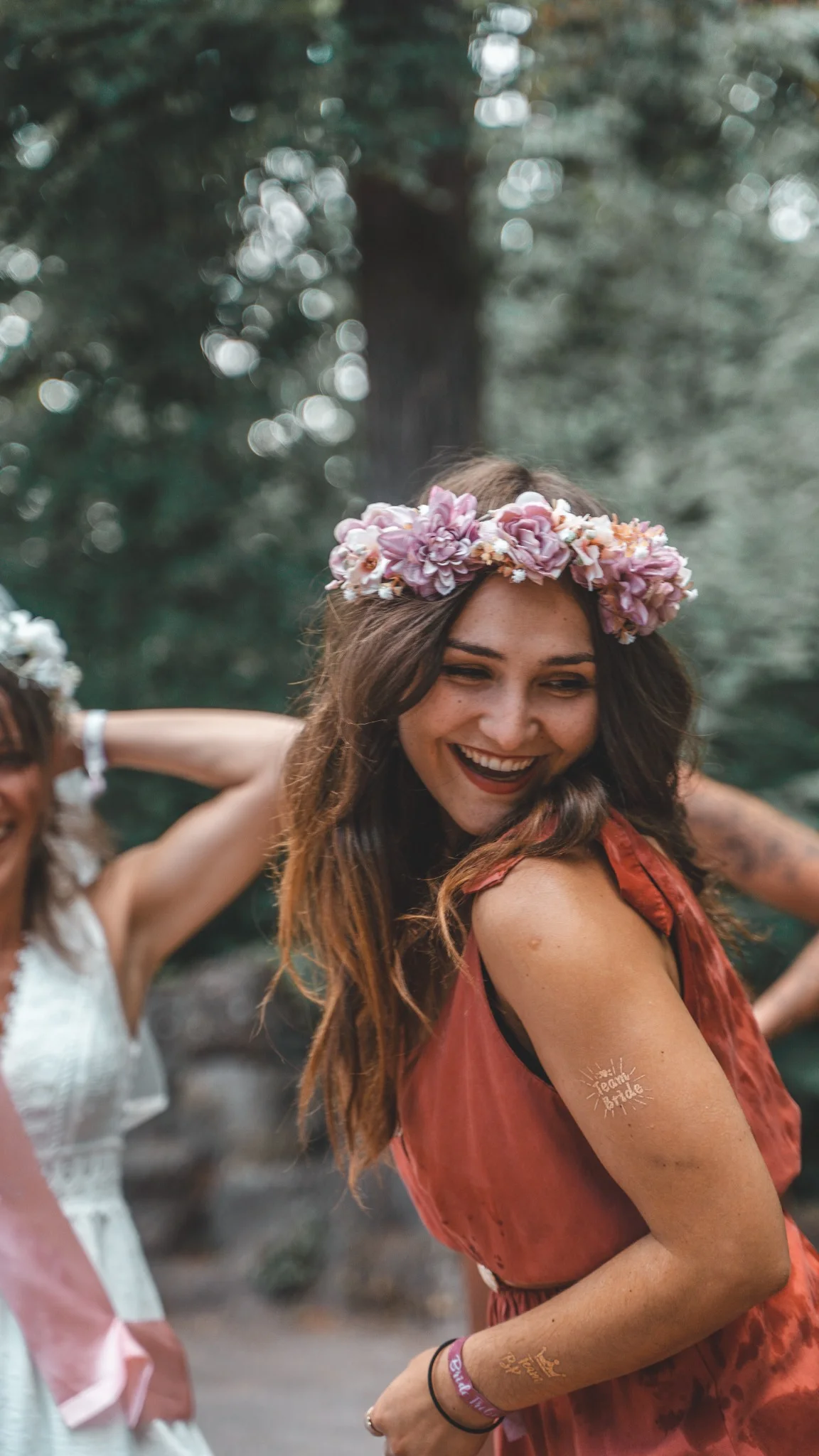 evjf-strasbourg-portrait-couronne Portrait EVJF d'une fille avec une couronne de fleurs et un tatouage temporaire à Strasbourg