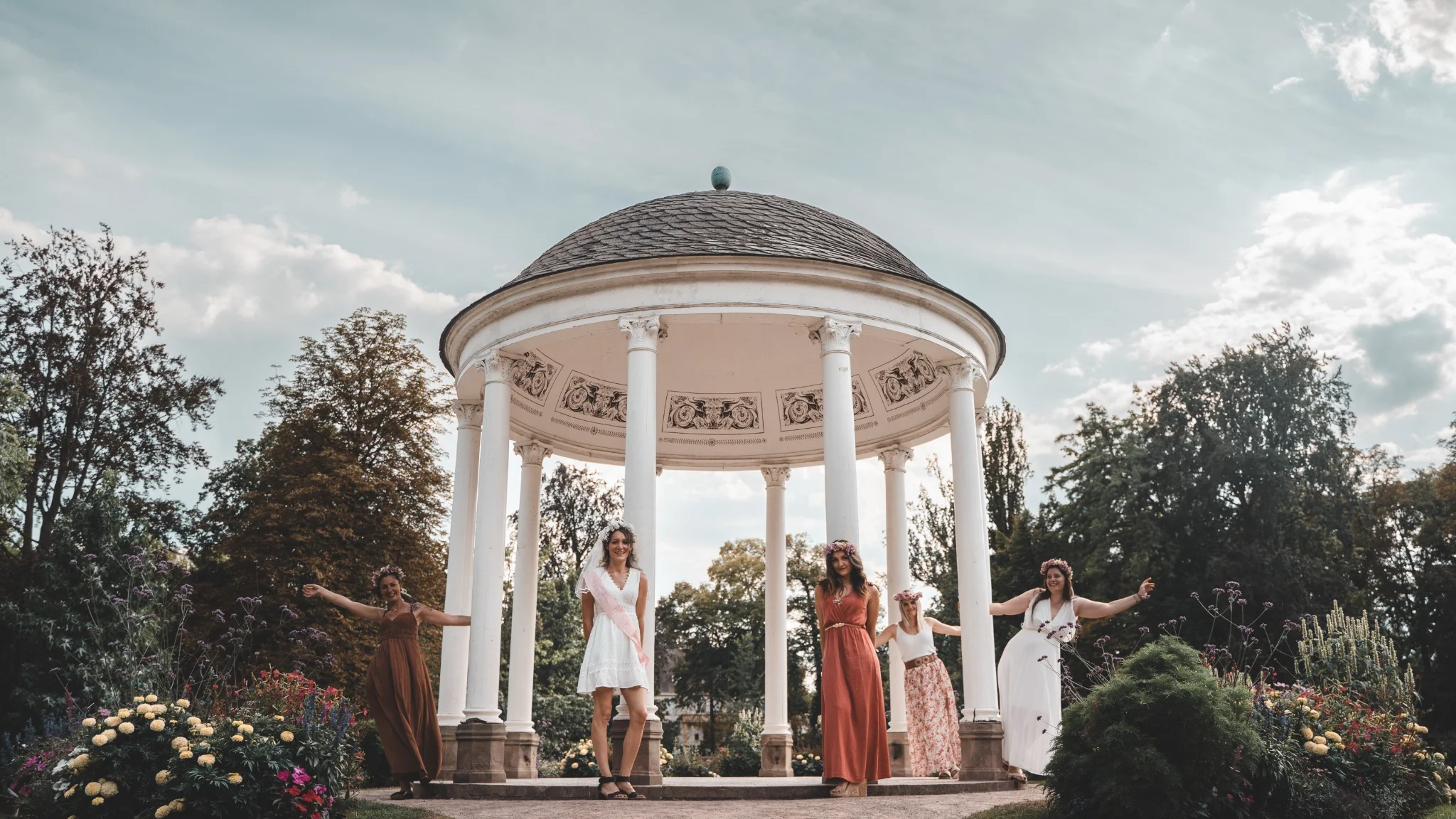 evjf-strasbourg-rotonde-ouverture Groupe EVJF devant une rotonde ouverte dans un parc à Strasbourg