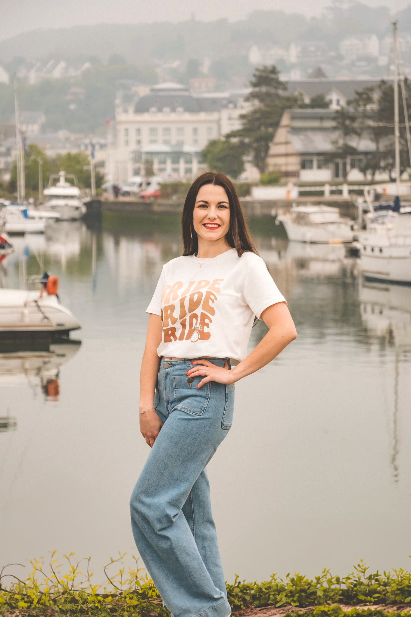 future-mariee-honfleur-port Portrait souriant de la future mariée en t-shirt "Bride" pendant son EVJF à Honfleur