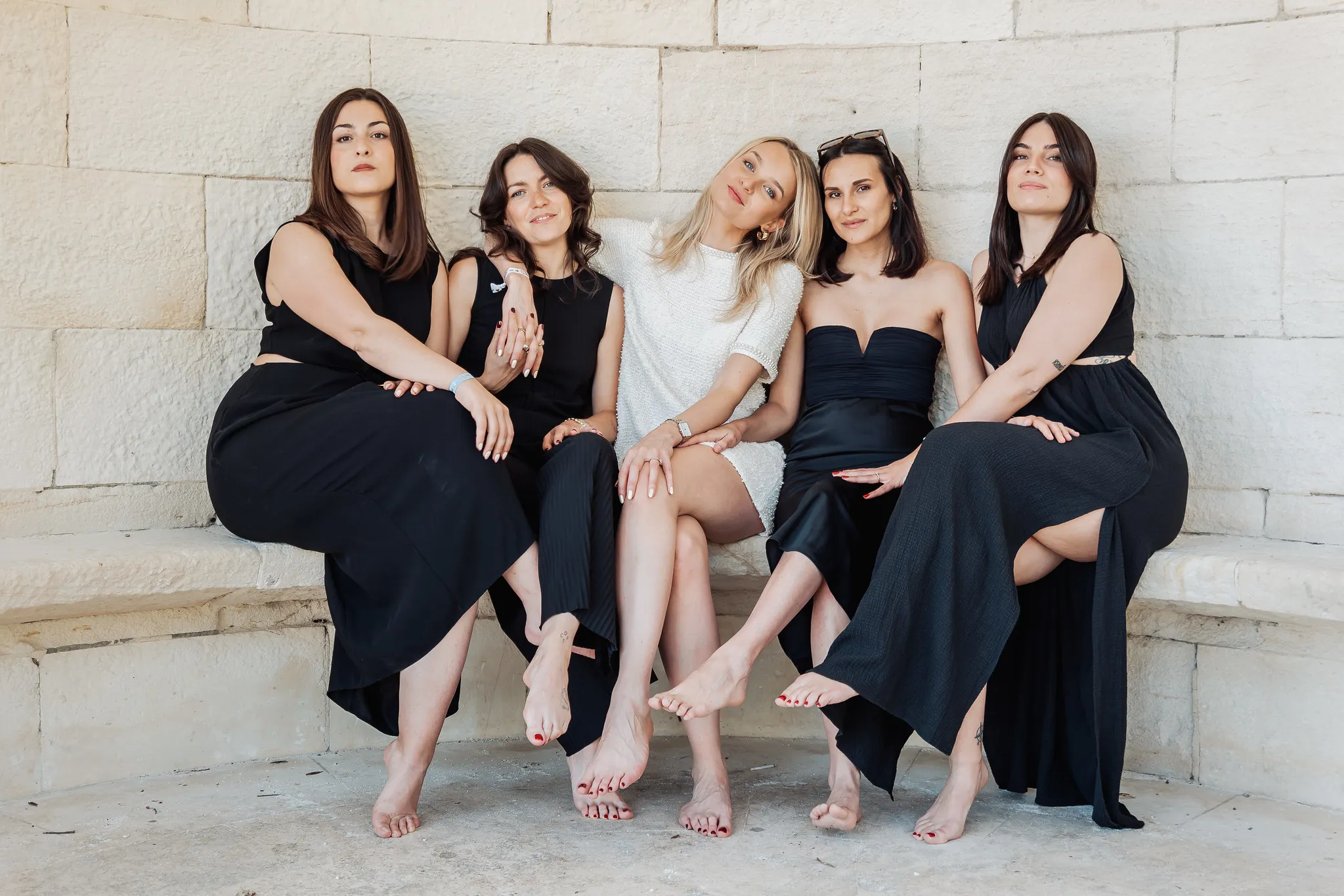 groupe-evjf-noir-la-rochelle Enterrement de vie de jeune fille à La Rochelle sur les rochers en bord de mer
