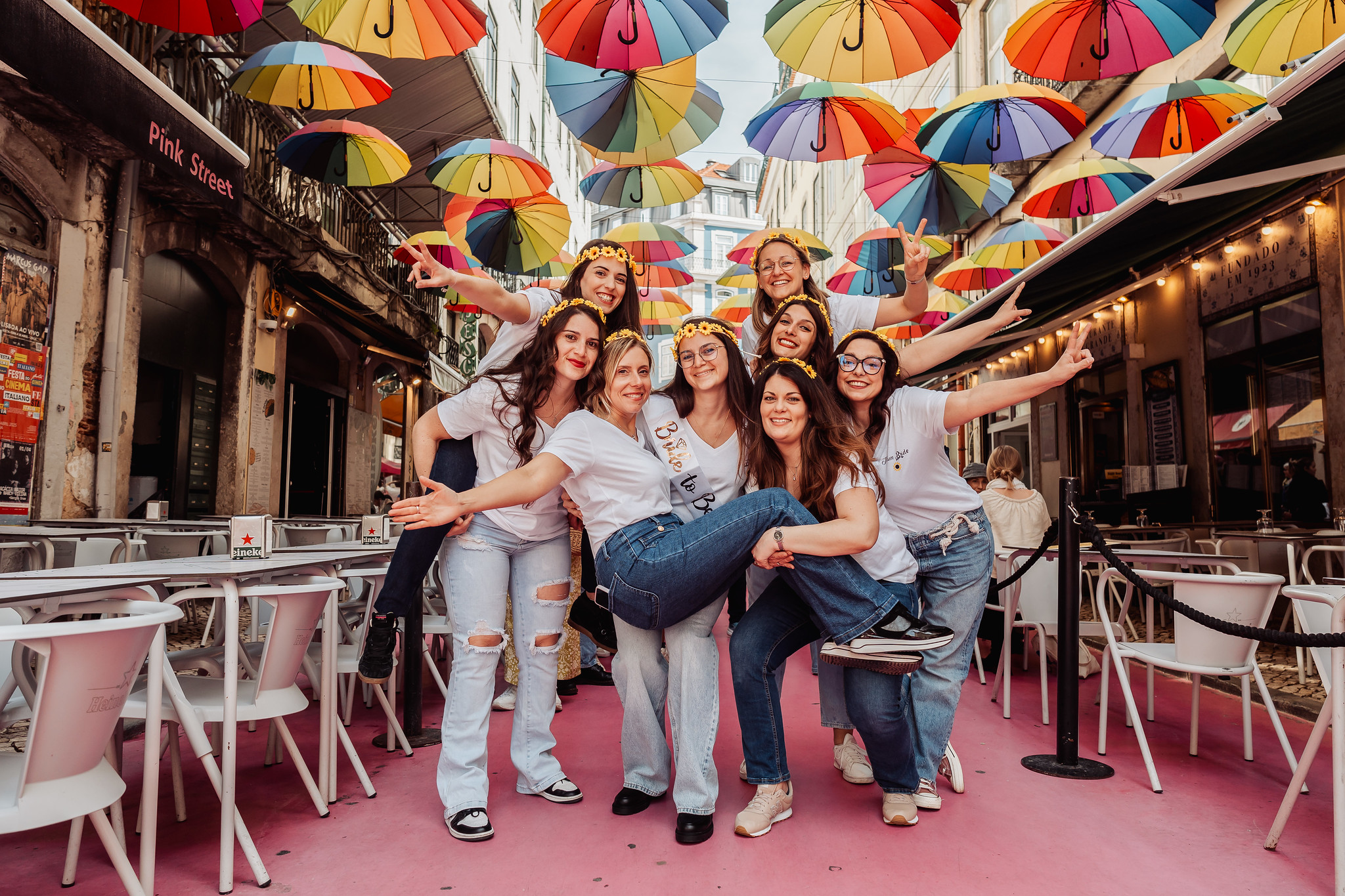 lisbonne-evjf-rue-parapluies Groupe EVJF à Lisbonne sous les parapluies colorés de la Pink Street