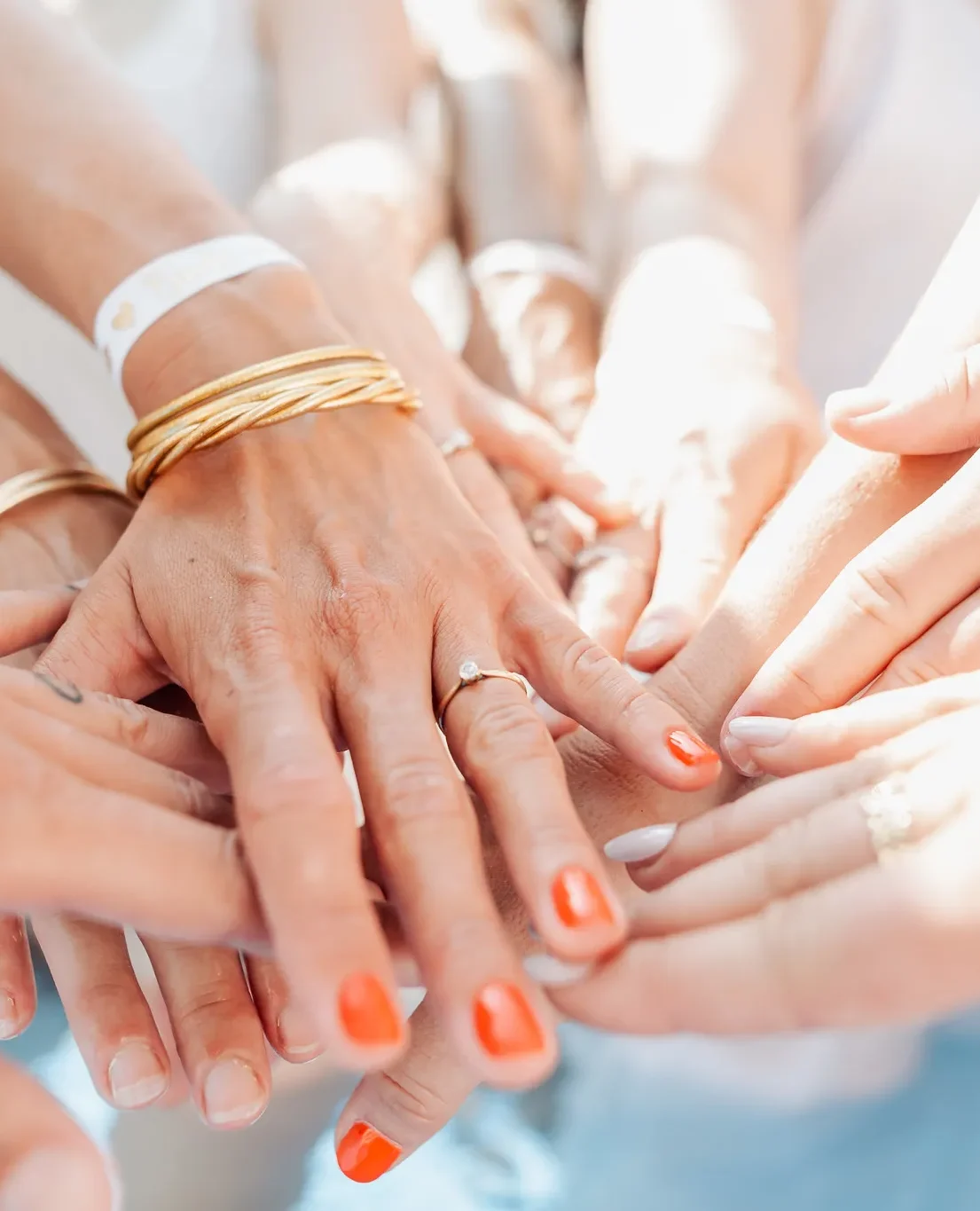 mains-evjf-bracelets-lloret-de-mar Convertis ces photos en webp, renomme les pour le seo et donne moi des alt pour le seo. Aussi je veux les télécharger dans un zip que tu me donneras dans cette conversation. C'est pour la ville de lloret de mar