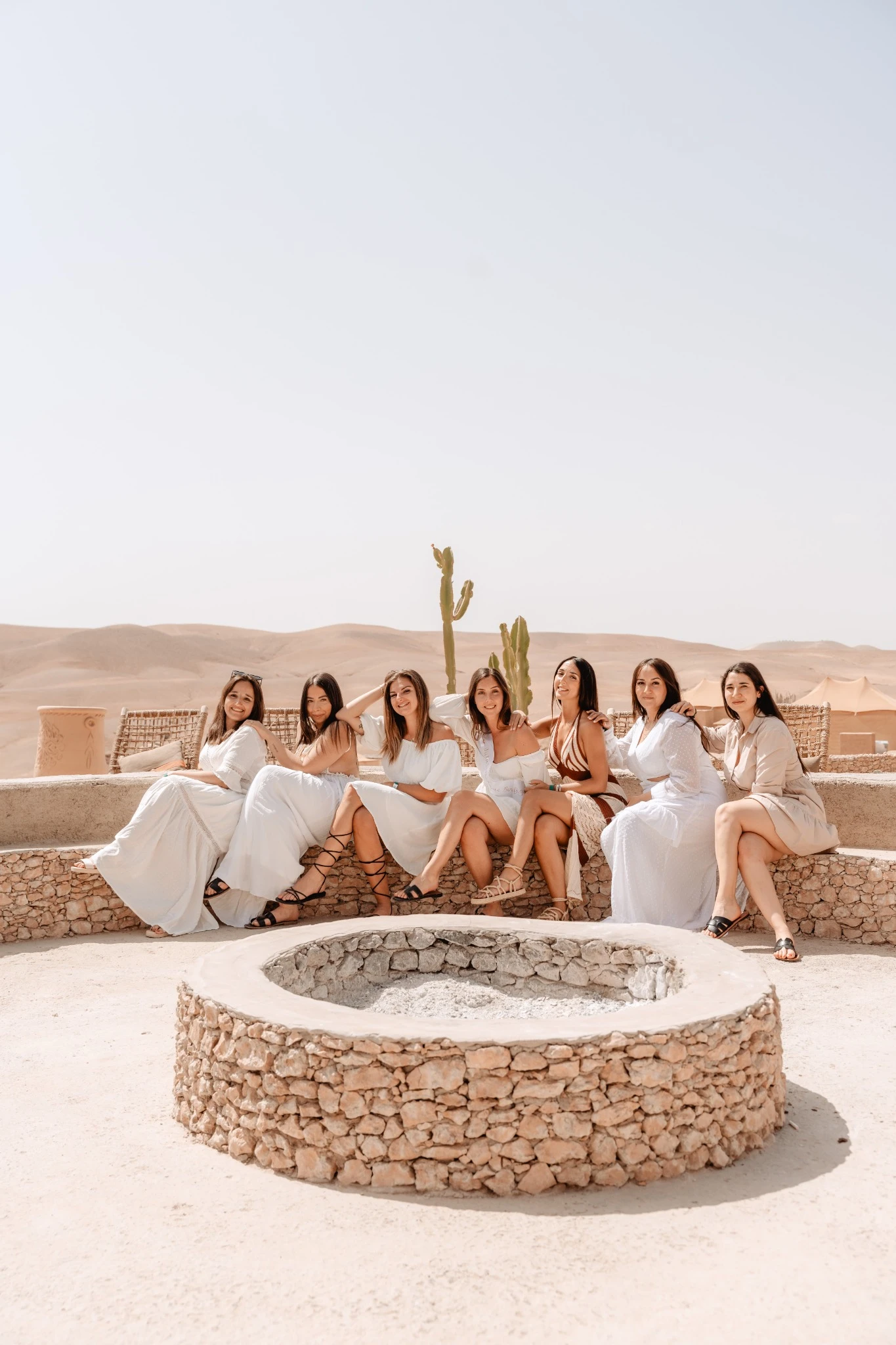 photo-evjf-marrakech-cactus-panorama Groupe EVJF autour d’une piscine en plein désert à Marrakech