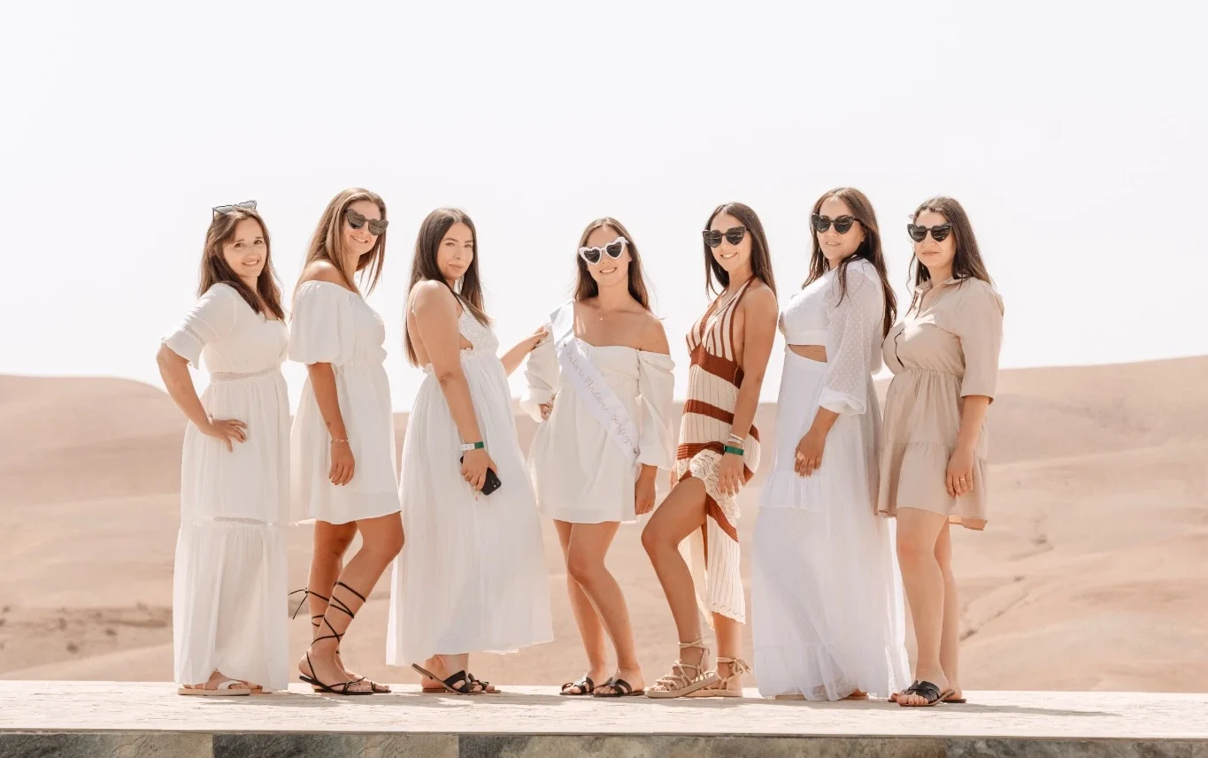 Cliché EVJF devant un cactus avec vue panoramique sur le désert de Marrakech