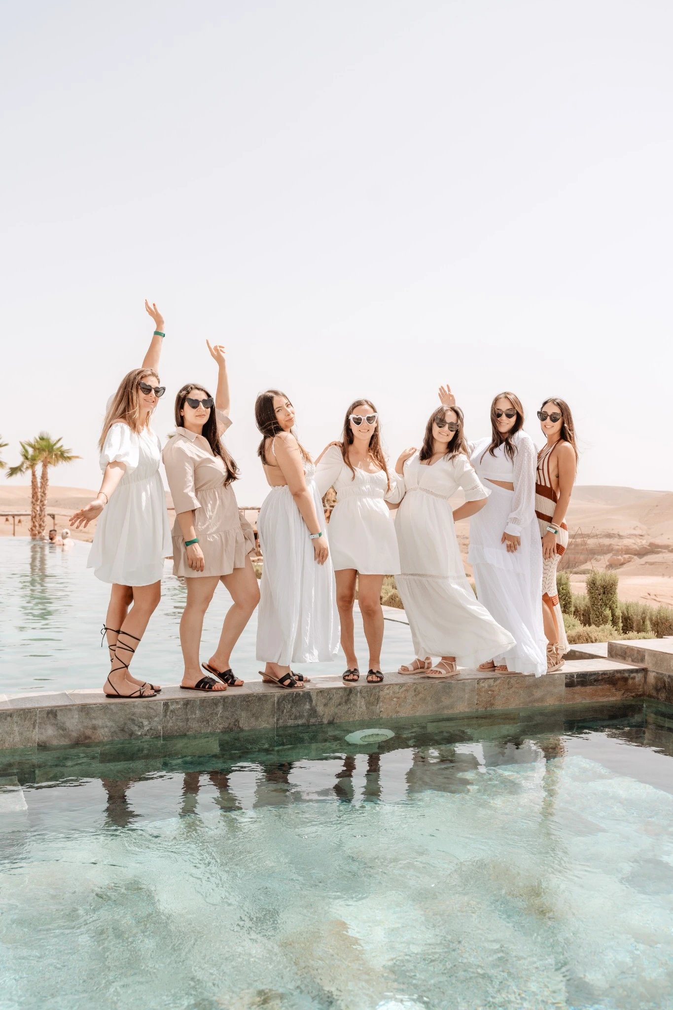 photo-evjf-marrakech-piscine-panoramique Photo EVJF avec vue dégagée sur piscine et désert à Marrakech