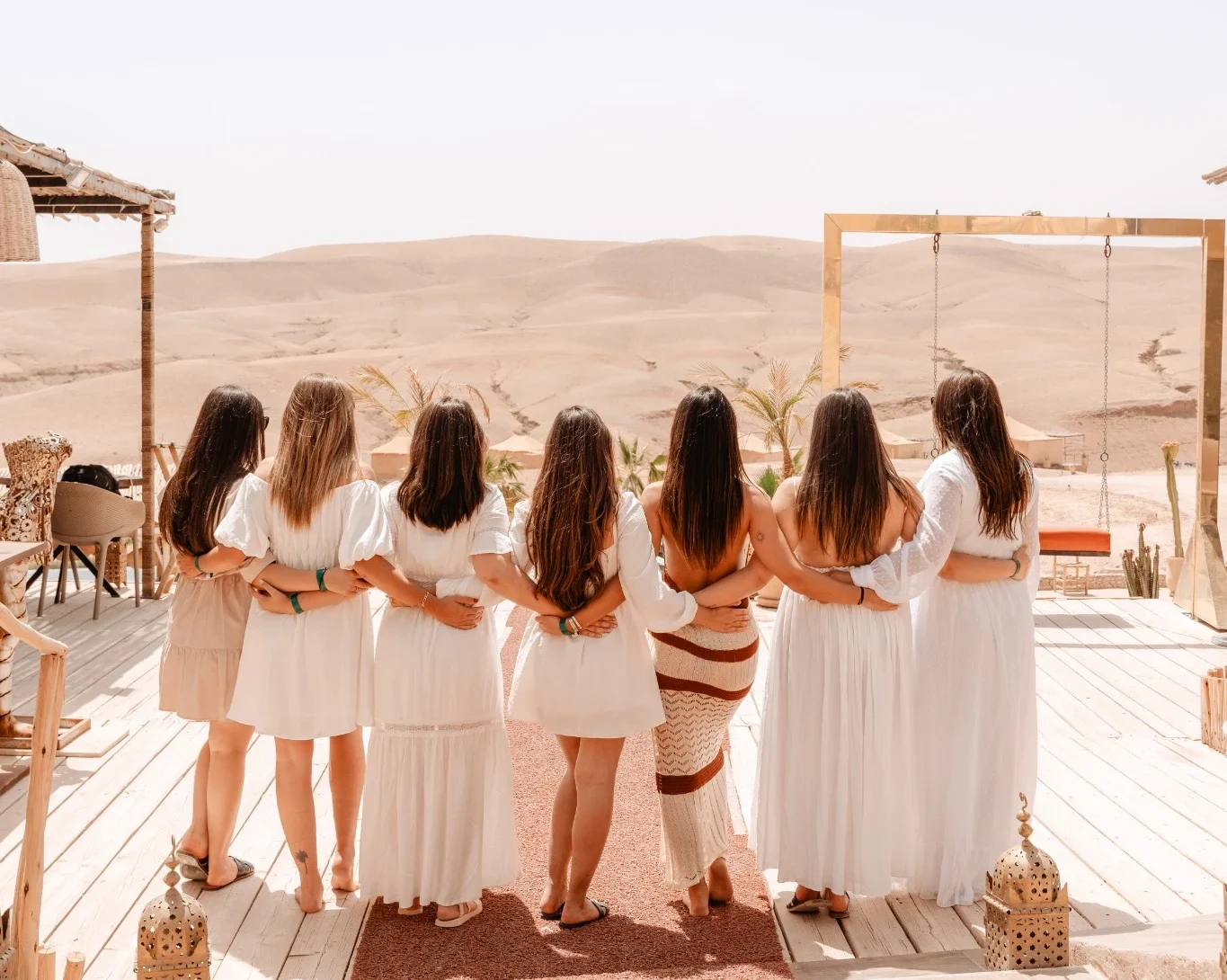 photo-evjf-marrakech-vue-dos-desert Groupe EVJF vu de dos regardant le désert marocain à Marrakech