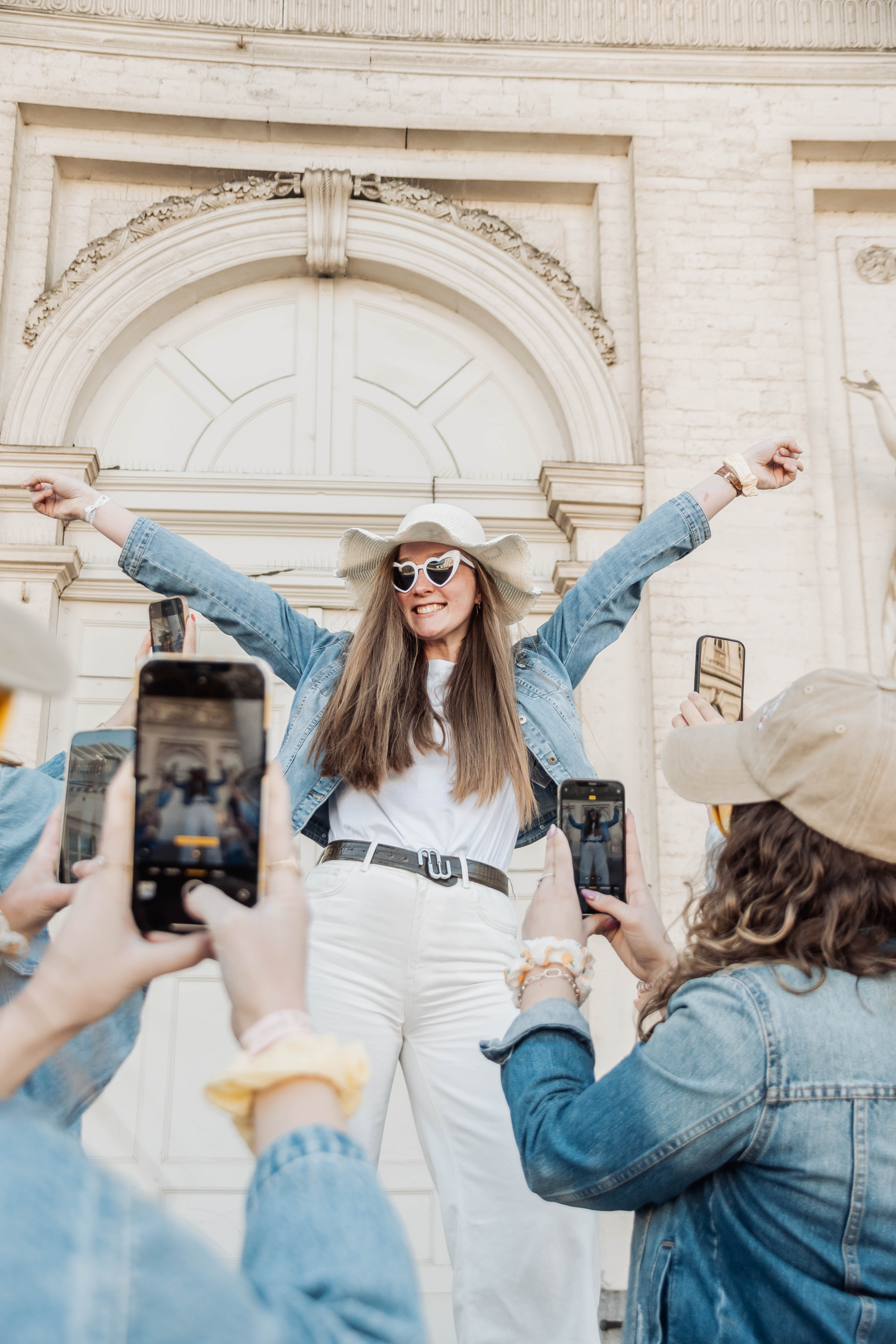Photo de la future mariée mise en avant par ses amies devant une église à Bruxelles