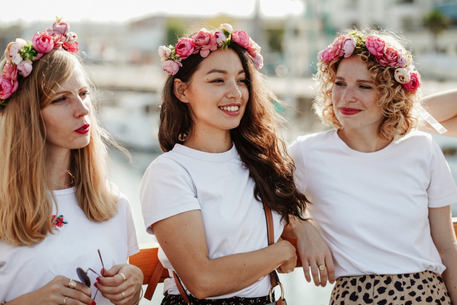 Shooting de la future mariée couronnée de fleures avec ses témoins