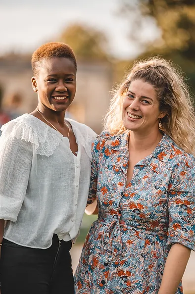 portrait-invitees-evjf-sceaux Portrait complice de deux invitées d'un EVJF au Domaine de Sceaux sous la lumière dorée.
